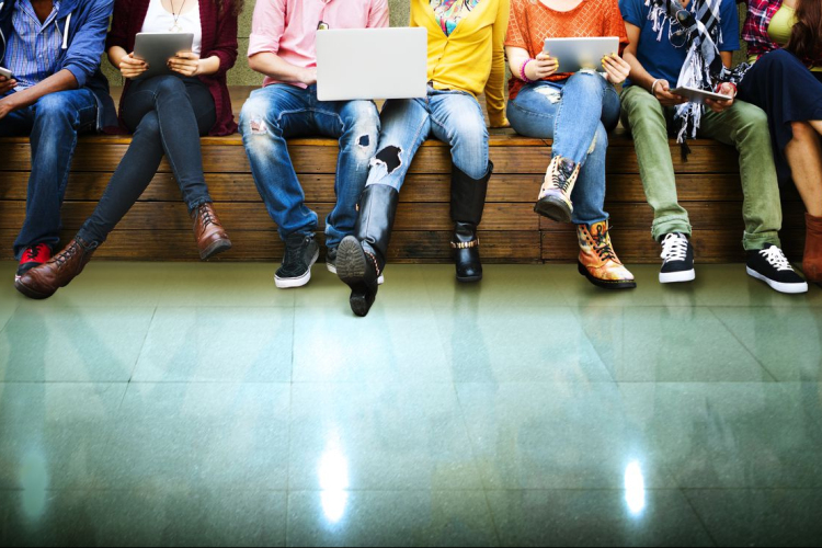 Minden szabadidejüket a Facebookon töltik a magyar fiatalok