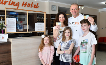 Győrfi Pál családjával a Cserkeszőlői Fürdőben járt – VIDEÓ+FOTÓK