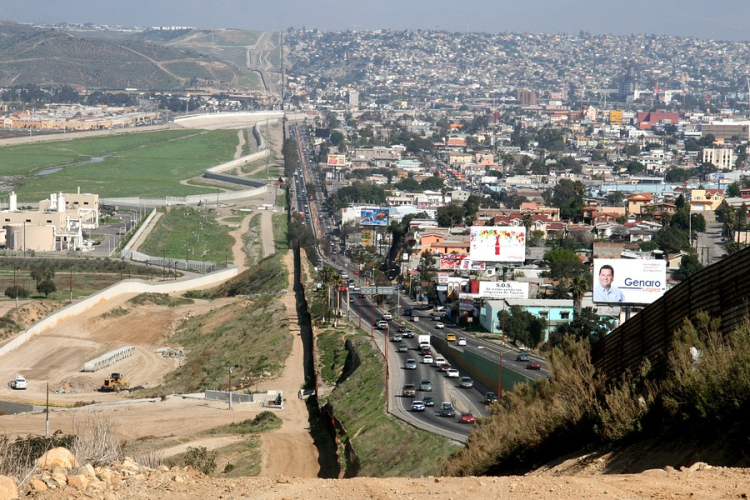 Elkezdte a határnál lévő migránsok áttoloncolását Mexikóba az amerikai kormány