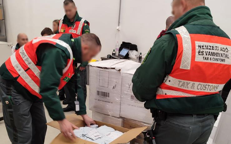 Alig győzi a NAV a kínai kiscsomagok vámkezelését