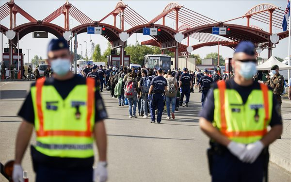 Tizennyolc busszal érkezetek migránsok Beremendre