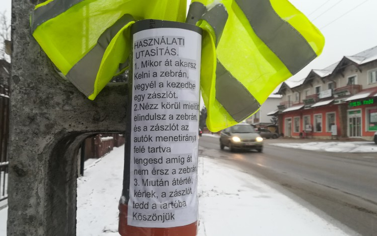 MÁR ÉRDEN IS VIGYÁZNAK RÁNK A ZEBRAZÁSZLÓK