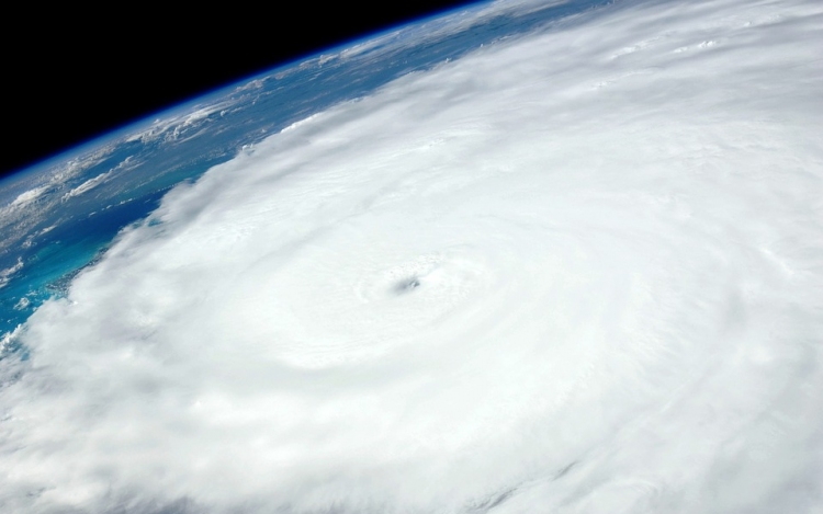 Nőtt a hurrikán halálos áldozatainak száma a Bahamákon, Virginiában is szükségállapot van