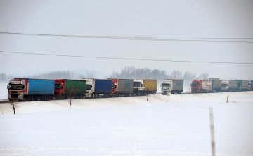 Havazás - Lezárta a cseh-szlovák határt a Magyarországra tartó kamionok előtt a cseh rendőrség